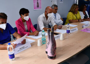 Il tavolo della conferenza stampa dell'Akènta Rosé Special Edition