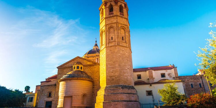 La Cattedrale di Santa Maria Assunta a Oristano. 📷 Depositphotos