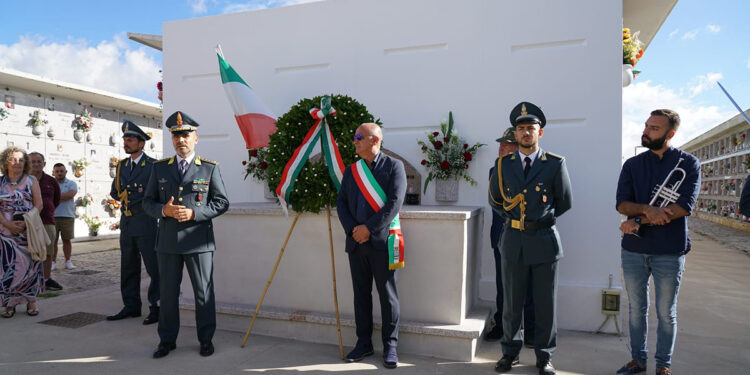 Tempio Pausania, la tomba del finanziere Martino Cossu e le autorità. 📷 Vittorio Ruggero