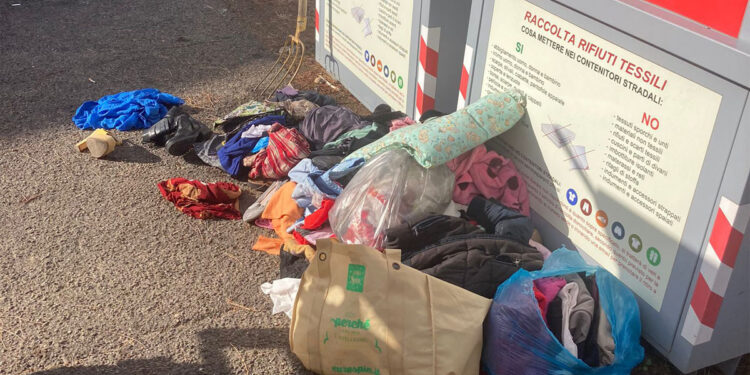 Oristano rifiuti tessili abbandonati fuori dai cassonetti
