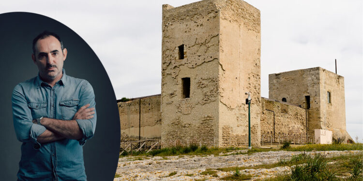 Paolo Zucca (📷 Francesco Piras) e Il Castello di San Michele a Cagliari. 📷 Depositphotos