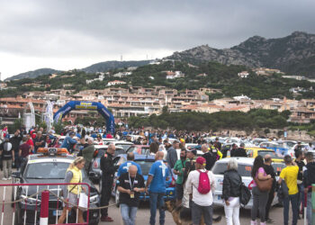 10° Rally Terra Sarda, Il Molo Vecchio di Porto Cervo, durante le fasi di premiazione degli equipaggi. 📷 Gabriele Pileri