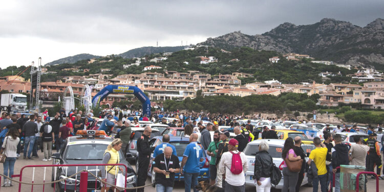 10° Rally Terra Sarda, Il Molo Vecchio di Porto Cervo, durante le fasi di premiazione degli equipaggi. 📷 Gabriele Pileri