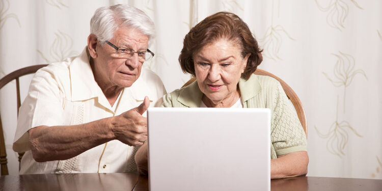Anziani al computer. 📷 Depositphotos