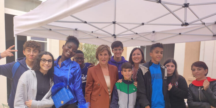 L'assessora Arru con giovani del progetto Futuro Prossimo