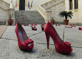 Comune di Cagliari, scarpe rosse