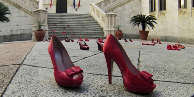 Comune di Cagliari, scarpe rosse