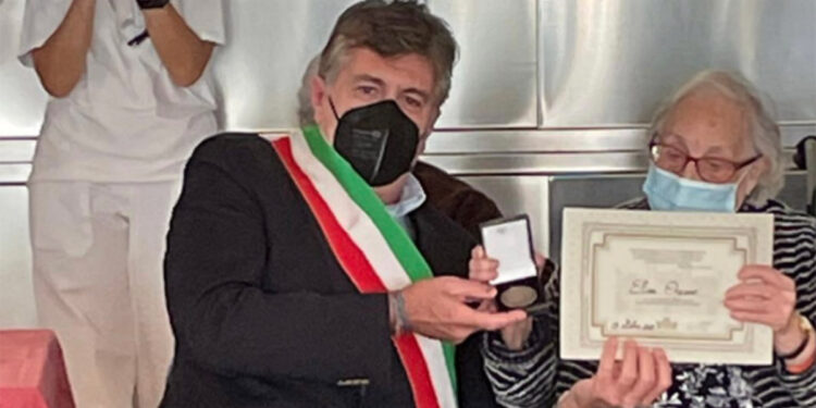 Edoardo Tocco con la centenaria Elisea Giordano