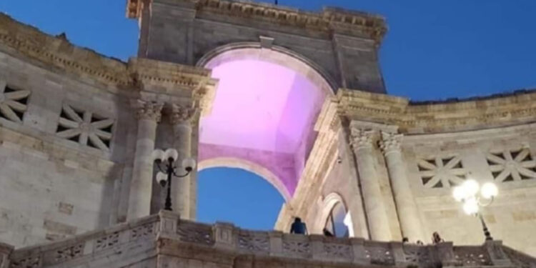 Il Bastione di Saint Remy a Cagliari illuminato di rosa