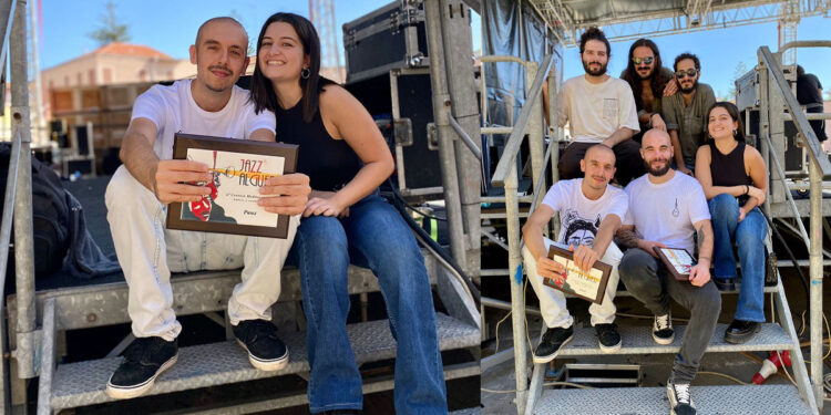 JazzAlguer Mediterrani. Pauz e Irene Sotgiu e tutti finalisti del contest (destra)