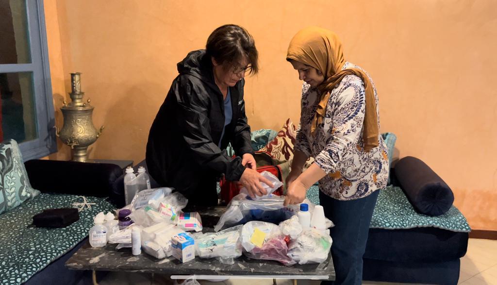 Marocco expedition Women challenge: un momento della donazione dei farmaci