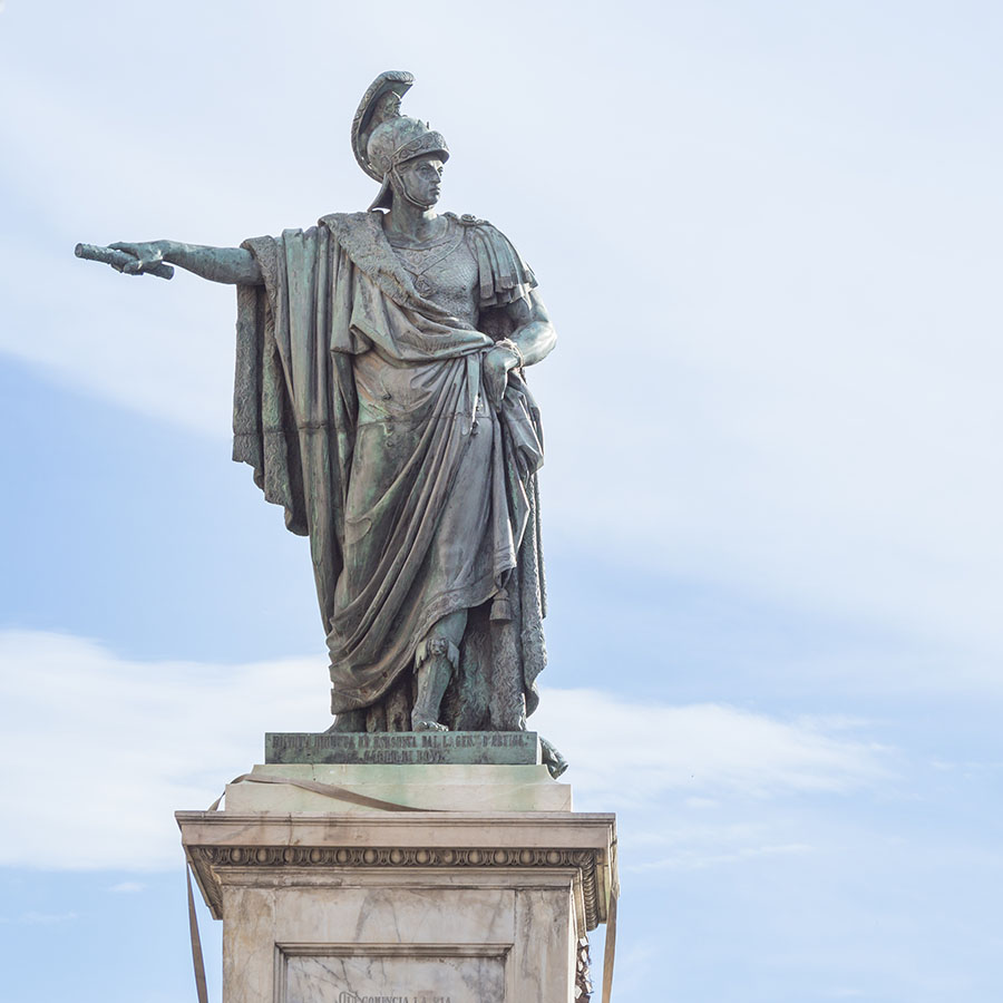 Monumento a Carlo Felice a Cagliari. 📷 Depositphotos
