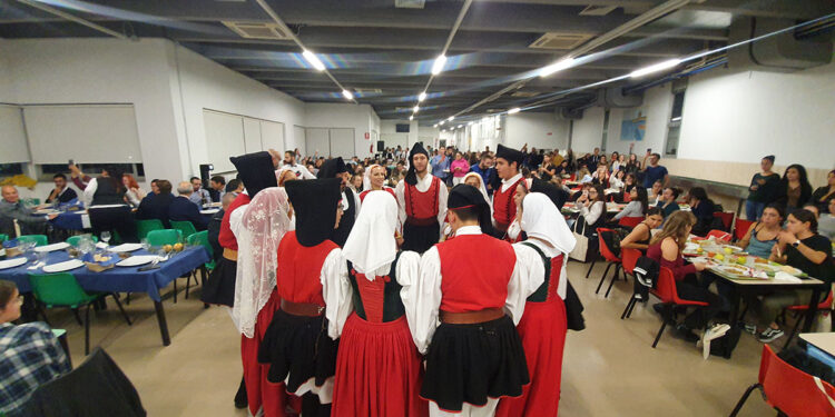 Il Gruppo Folk “San Giorgio” di Usini alla mensa universitaria di Sassari