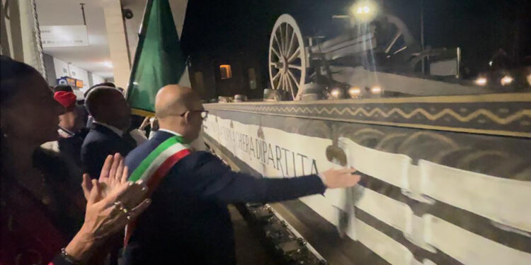 Il Sindaco di Oristano Sanna saluta il Treno della Memoria