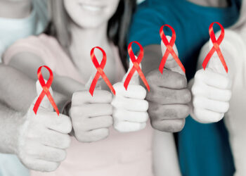 Fiocco rosso lotta contro l'Aids. 📷 Depositphotos