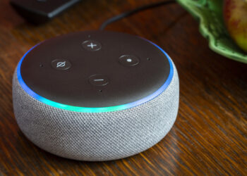 Alexa Echo Dot Amazon. ? Depositphotos