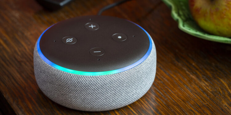 Alexa Echo Dot Amazon. ? Depositphotos