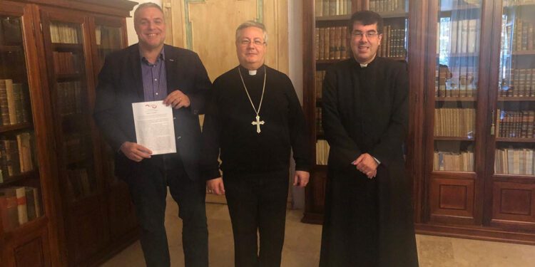 Anthony Muroni, l'Arcivescovo Roberto Carboni e Mons. Giuseppe Sanna