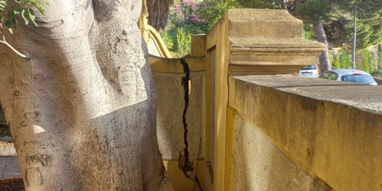 Cagliari, muro pericolante in via Porcell