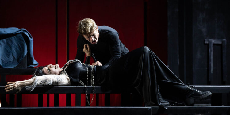 Giorgio Pasotti e Mariangela D'Abbraccio in “Hamlet”. 📷 Chiara Calabrò