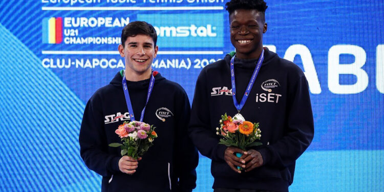 John Michael Oyebode (a destra)