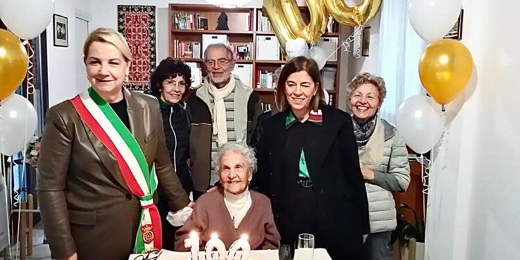 L'assessora Lantini e la signora Antonia Picciau con la famiglia