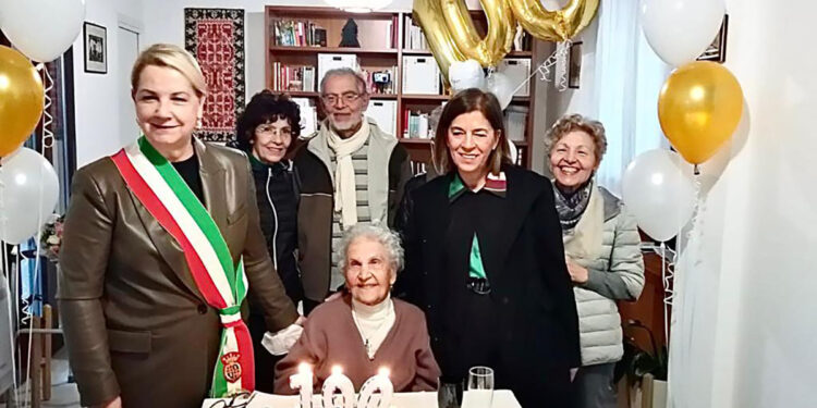 L'assessora Lantini e la signora Antonia Picciau con la famiglia