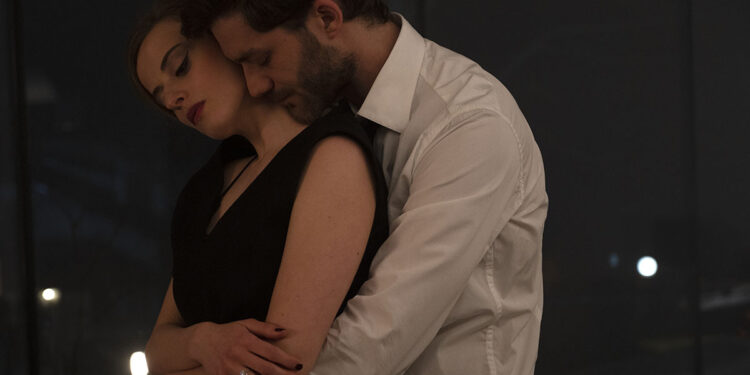 Lorenzo Richelmy e Aurora Giovinazzo in “L’uomo sulla strada”