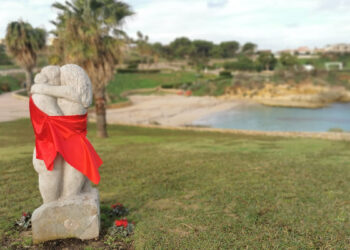 Statua “L'Abbraccio” Porto Torres - Giornata Violenza di genere 2022