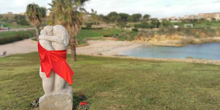 Statua “L'Abbraccio” Porto Torres - Giornata Violenza di genere 2022