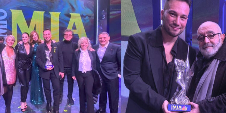 Premio Mia Martini 2022, a destra Antonino con Nino Romeo