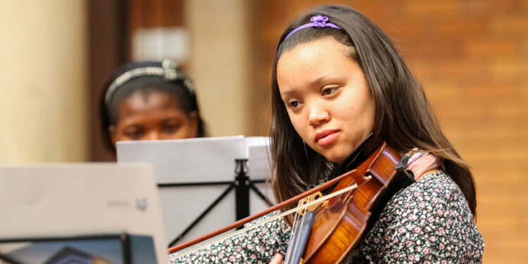 Ragazza violoncello. ? Depositphotos