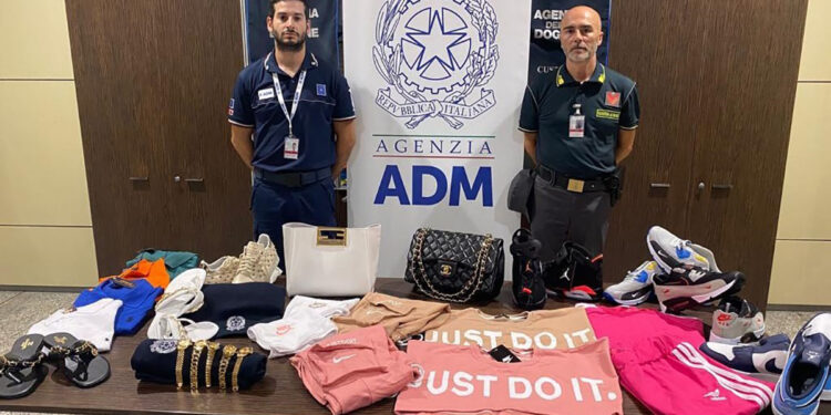 Sequestrati 23 capi di abbigliamento contraffatti all’Aeroporto di Elmas