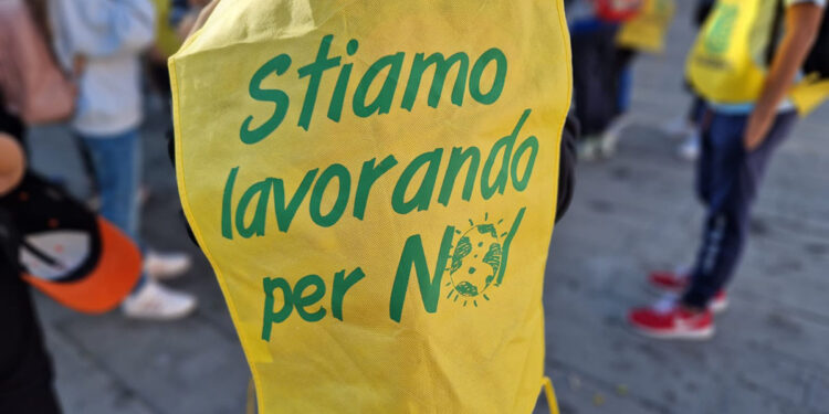 A Ploaghe i bambini ripuliscono il paese da cartacce e rifiuti