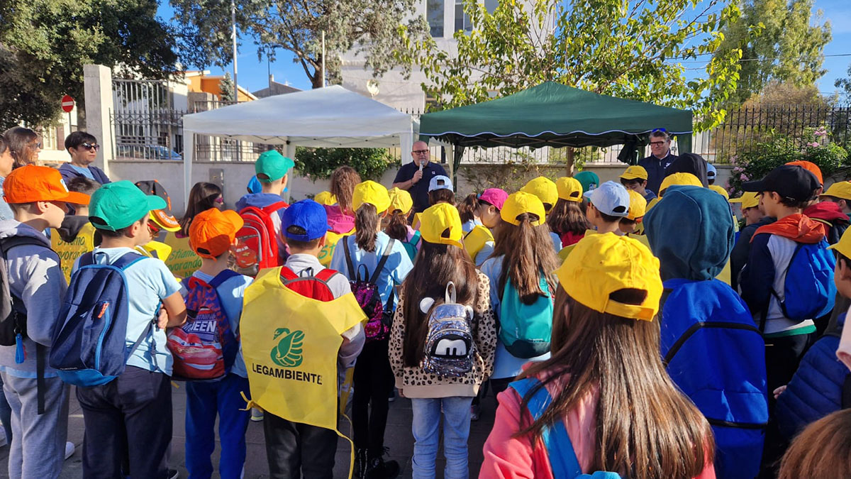 A Ploaghe i bambini ripuliscono il paese da cartacce e rifiuti