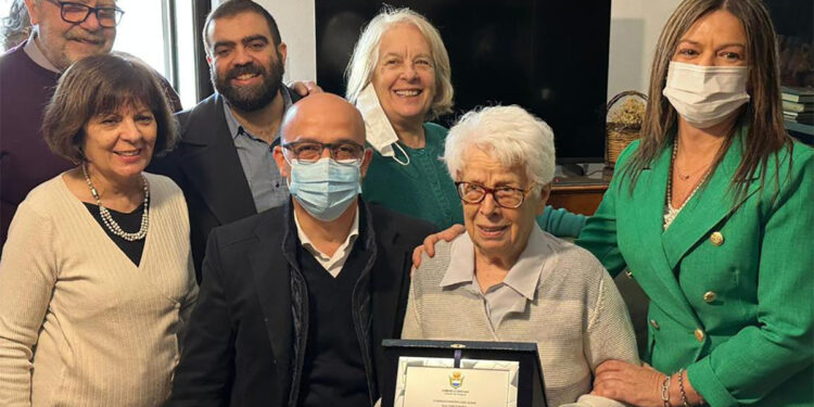 Elsa Iriu con i familiari, il sindaco Sanna e l'assessore Zedda