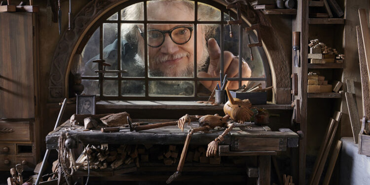 Guillermo del Toro sul set di “Pinocchio” (2022). 📷 Jason Schmidt/NETFLIX © 2022