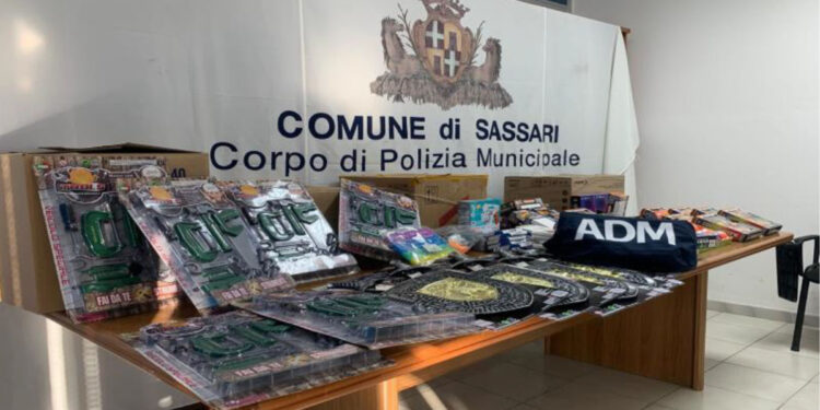 ADM Sassari e Polizia Locale sequestrano 100 giocattoli e 600 kg di olio lubrificante
