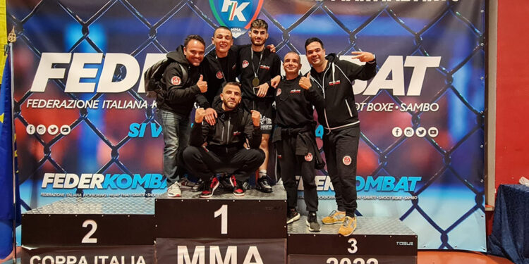 Andrea Soggiu e Samuele Arca della Gracie Barra di Sassari insieme al Maestro Gianmario Mereu