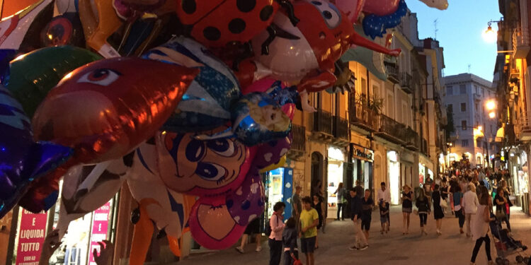 Cagliari, via Garibaldi shopping commercio