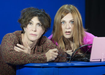 Le attrici Maria Amelia Monti e Marina Massironi nello spettacolo “Il marito invisibile”. 📷 Oreste Lanzetta