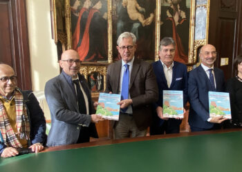 Il Presidente del Consiglio Comunale di Cagliari Edoardo Tocco alla consegna de "Il Paese dei Cuori"