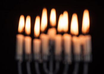 Menorah hannukah ebraismo candele. 📷 Depositphotos