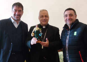 Il Presidente di Confartigianato Sassari Marco Rau, il Presidente Regionale di Coldiretti Battista Cualbu e Monsignor Gianfranco Saba con la statuina della florovivaista