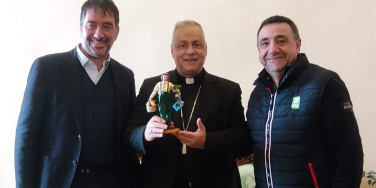 Il Presidente di Confartigianato Sassari Marco Rau, il Presidente Regionale di Coldiretti Battista Cualbu e Monsignor Gianfranco Saba con la statuina della florovivaista
