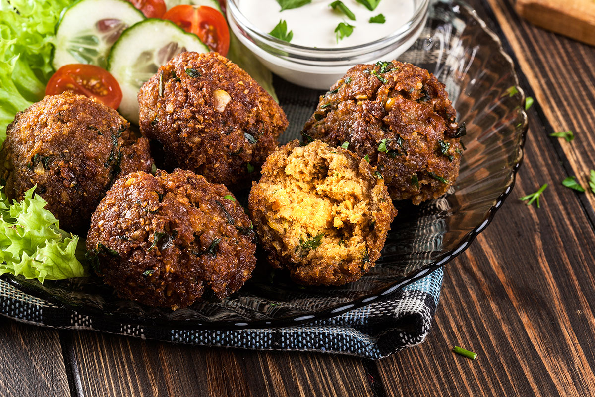 Palline di falafel di ceci con verdure. 📷 Depositphotos