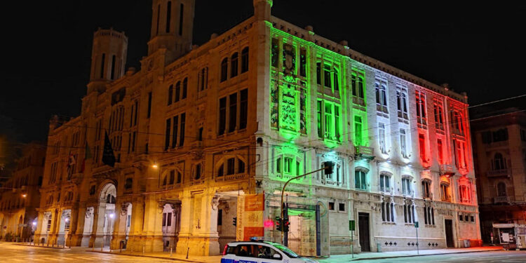 Polizia municipale davanti al Municipio di via Roma a Cagliari