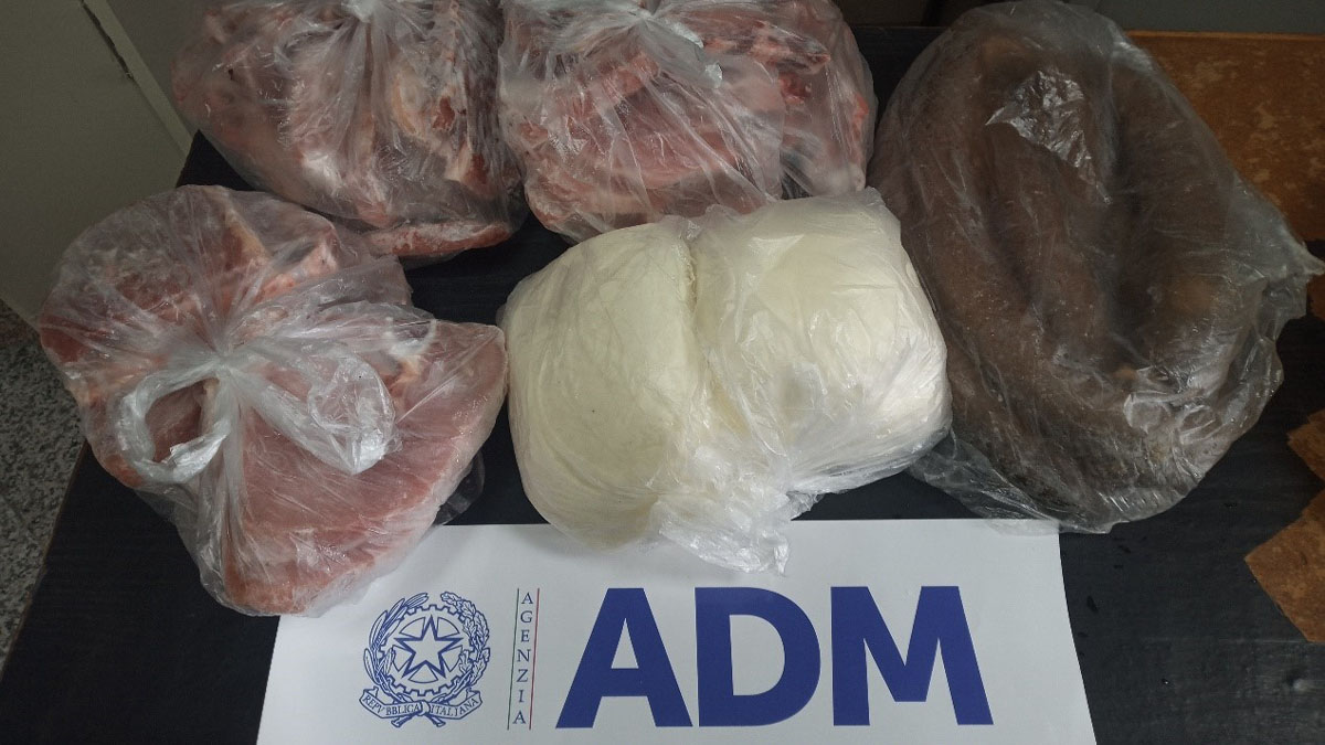 Sequestrati 15 kg di carne e formaggio all'Aeroporto di Olbia