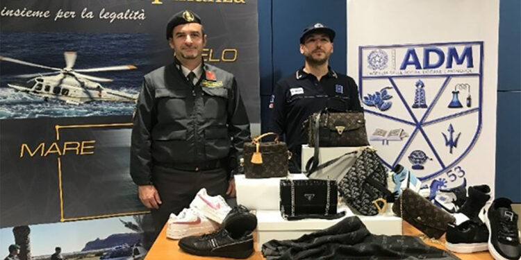 Sequestrati all’Aeroporto di Elmas borsette e foulard di prestigiose case di moda