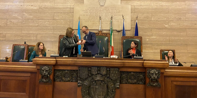 Silvana Migoni premiata al Municipio con la “Medaglia d'Onore Ottone Bacaredda”